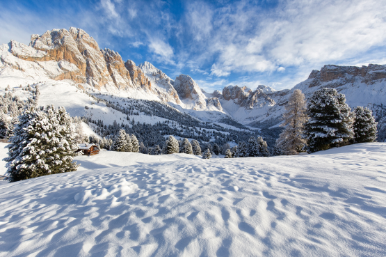 beautiful-snowy-landscape-with-mountains (1)